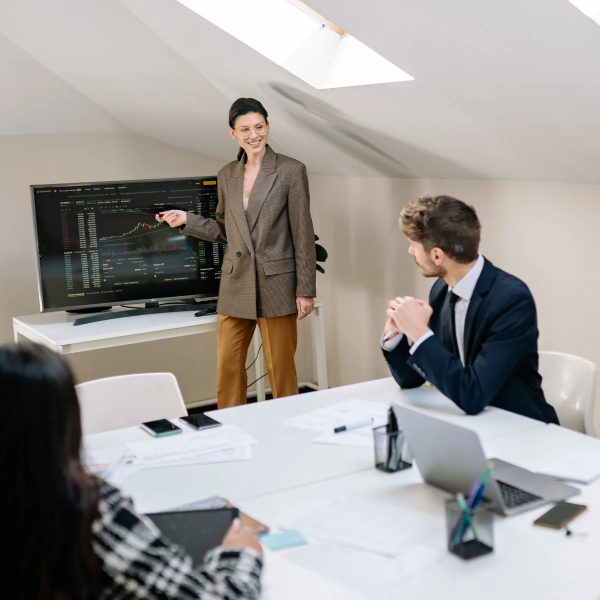 A lady presents in Spansih