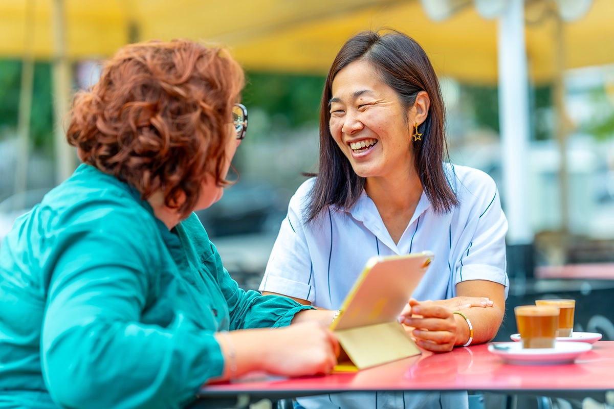 Two women speaking Italian in Singapore